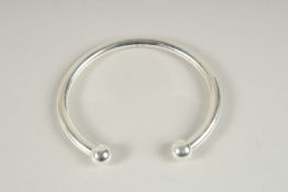 A HALLMARKED STERLING SILVER GENT'S HEAVY TORQUE STYLE BRACELET.