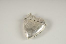 A HEART SHAPED VESTA. 4cms.