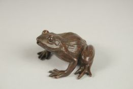 A JAPANESE BRONZE FROG. 5cms.