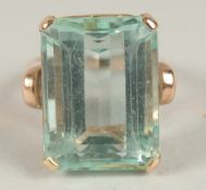 A LARGE 14CT GOLD SINGLE STONE AQUAMARINE RING.