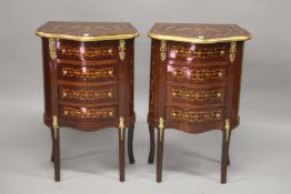 A PAIR OF FRENCH STYLE MAHOGANY AND MARQUETRY SERPENTINE SHAPED FOUR-DRAWER BEDSIDE CHESTS. 76cms