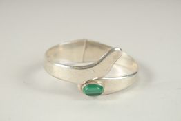 A SILVER MALACHITE BANGLE.