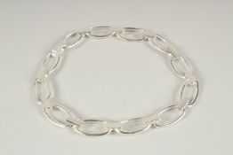 A HEAVY HALLMARKED STERLING SILVER OVAL LINK NECKLACE.