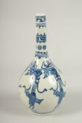 A CHINESE BLUE AND WHITE STRAIGHT NECK VASE.