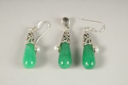 A PAIR OF SILVER AND JADE DROP EARRINGS AND PENDANT.