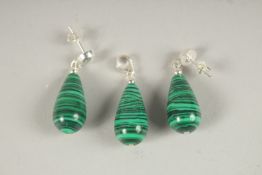 A PAIR OF MALACHITE DROP EARRINGS AND PENDANT.