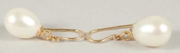 A PAIR OF HALLMARKED 18CT YELLOW GOLD PEARL AND DIAMOND DROP EARRINGS.
