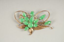 A 14CT GOLD JADE FLOWER BROOCH.