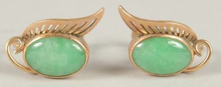 A PAIR OF 14CT GOLD JADE EARRINGS.