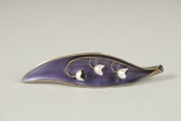 AN ART DECO SILVER AND ENAMEL BROOCH 