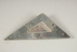 A SILVER MODERNIST BROOCH.