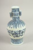 A CHINESE BLUE AND WHITE TWIN RING HANDLE VASE. 25cms high.
