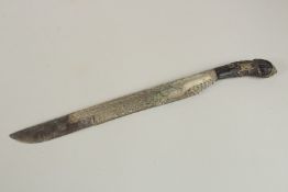 A FINE 18TH CENTURY SRI LANKAN SILVER MOUNTED HORN HILTED PIHA KEATA DAGGER, 24cm long.