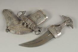 A FINE LATE 19TH-EARLY 20TH CENTURY ARAB OMANI JAMIBIYA DAGGER, with silver mounted horn handle