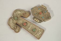 A FINE 18TH-19TH CENTURY TIBETAN WHITE METAL MOUNTED LARGE BELT BUCKLE OR CLOTHING ORNAMENT, 17.