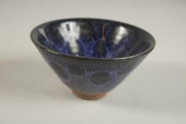 A SMALL CHINESE GLAZED POTTERY BOWL, 12cm diameter.