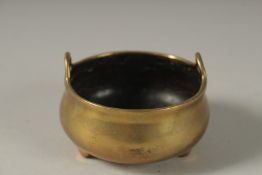 A SMALL 18TH CENTURY BRONZE CIRCULAR TWIN HANDLE CENSER, mark to base, 7cm diameter.