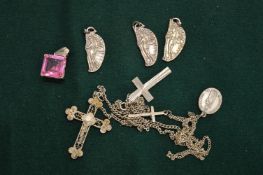 Seven pieces of silver jewellery.