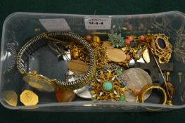 A box of bijouterie.