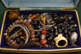 A box of bijouterie.