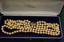 A pearl choker with decorative 9ct gold clasp.