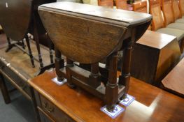 A small oak drop-leaf gateleg occasional table.