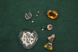 Various loose stones and a heart shaped intaglio.