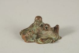 A BRONZE GOD AND FO DOG. 6.5cms high.