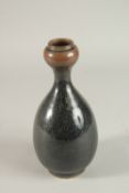 A CHINESE GARLIC TOP BROWN VASE. 22cms high.