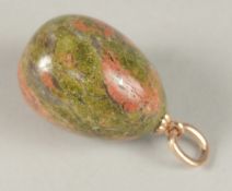 A 14CT GOLD JADE EGG PENDANT.
