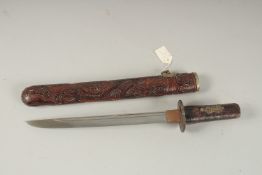 A RARE 16TH CENTURY JAPANESE TANTO with embossed leather handle and sheath. 48cms long.