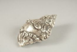 A NOVELTY SILVER CONCH SHELL SNUFF BOX. 6.5cms.