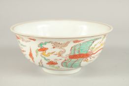 A CHINESE SANCAI PORCELAIN PHOENIX BOWL. 16cms diameter.