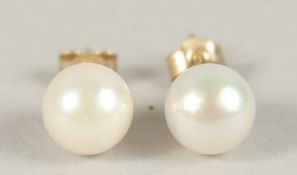 A PAIR OF 9CT GOLD PEARL STUD EARRINGS.