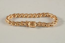 A GOOD 18K MATCHING BRACELET, 19.5cms long. Stamped 18K. Weight 37.6grms.
