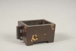 A SMALL CHINESE RECTANGULAR GOLD SPLASH CENSER. 5cms.
