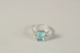 A GOOD AQUAMARINE AND DIAMOND RING in 18ct white gold. Ring size T.
