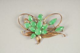 A 14CT GOLD JADE FLOWER BROOCH.