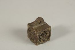 A SMALL CHINESE BRONZE SEAL. 2.5cms.