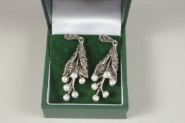 A PAIR OF SILVER MARCASITE AND PEARL EARRINGS.