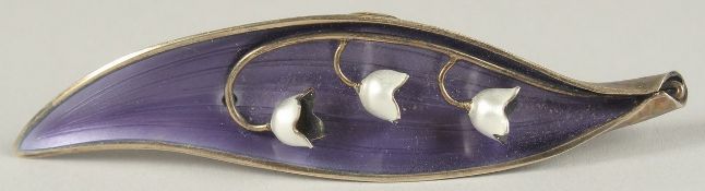 AN ART DECO SILVER AND ENAMEL BROOCH 