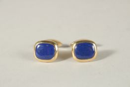 A PAIR OF 9CT YELLOW GOLD AND FINE LAPIS CABOUCHON CUFFLINKS.