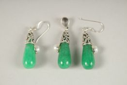 A PAIR OF SILVER AND JADE DROP EARRINGS AND PENDANT.