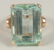 A LARGE 14CT GOLD SINGLE STONE AQUAMARINE RING.