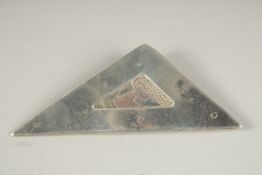 A SILVER MODERNIST BROOCH.