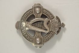 A 1916 ROYAL IRISH CONSTABULARY BADGE.