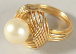 AN 18CT GOLD AND PEARL RING.