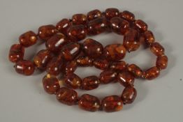 AN AMBER-TYPE BEADED NECKLACE.