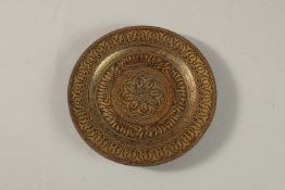 A VERY FINE 19TH CENTURY SPANISH TOLEDO GOLD INLAID STEEL PIN DISH, bearing Arabic calligraphy, 7.