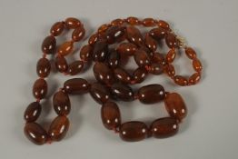 AN AMBER BEADED NECKLACE.